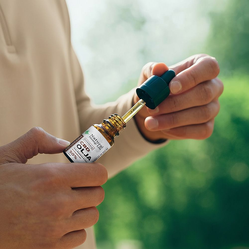CBD-öljy 50 % Natural Hemp Lifeltä kädessä